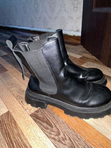 сапоги из натурального меха и кожи: Классические ботинки челси черного цвета. Модель оснащена эластичными — 2