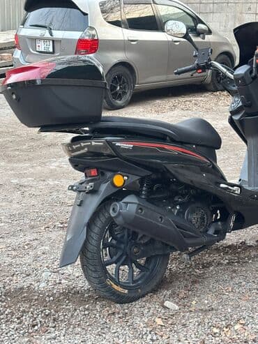 держатель для телефона на скутер: Скутер-макси класс, черный цвет. Особенности и оснащение: - — 4