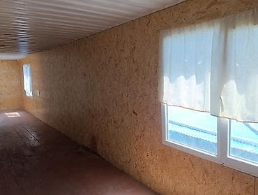 с гаража: Переоборудованный морской контейнер под модульное помещение в городе — 1