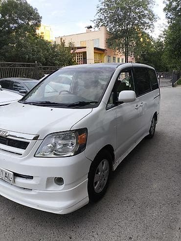 Toyota Noah: 2005 г., 2 л, Автомат, Бензин, Вэн/Минивэн — 3