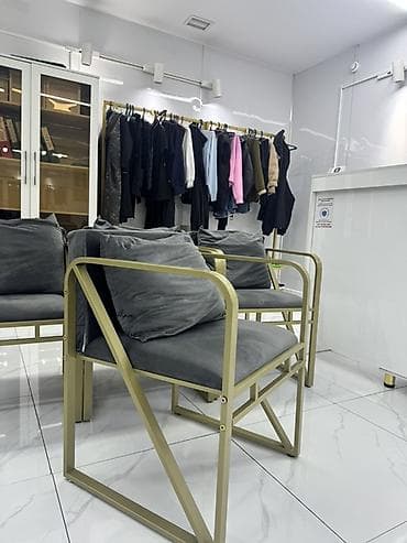 кресло кожанное: Кресло - Каркас: металл, окраска под сатиновое золото. Жесткая — 2