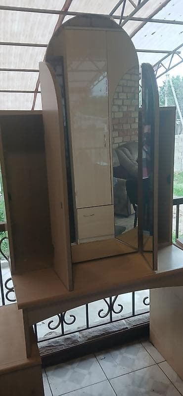 bed table: Трюмо с трехстворчатым зеркалом и боковыми шкафчиками - Конструкция — 2