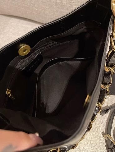 сумки бананки: Сумка-хобо из черной глянцевой эко-кожи с металлической фурнитурой — 3