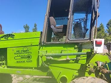 r14 175: Комбайн зерноуборочный с жаткой - Самоходный комбайн зелёного цвета с — 2