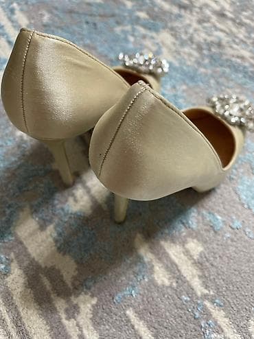 Женская обувь: Туфли цвета айвори, 38 размера, немного маломерят
990 сом — 4