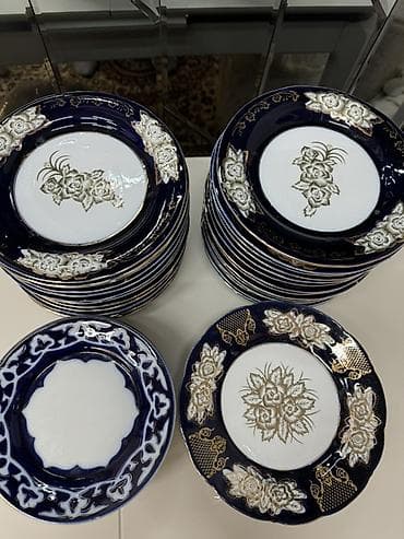 Фарфоровые столовые тарелки с глубоким кобальтовым фоном и золотистым