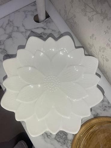 большая кружка: Белая сервировочная тарелка в форме крупного цветка. - Материал — 2