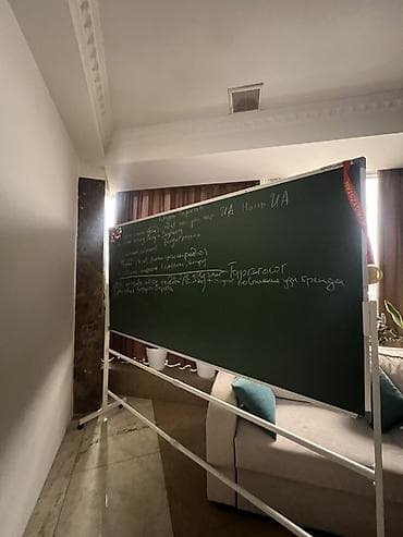 Офис креслолору: Двухсторонняя напольная доска на мобильной стойке — 2