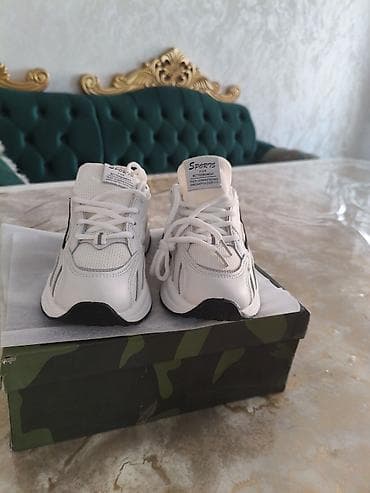 Кроссовки спортивные, белые - Универсальный дизайн в стиле running