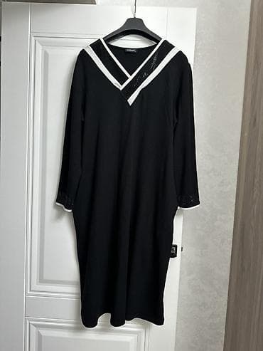 платье обтягивающие: Платье черное с V-образным вырезом. - Декор горловины: контрастные — 1