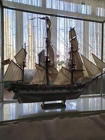 сувенирный корабль: Деревянные парусные модели кораблей в витрине - Авторские стендовые — 10