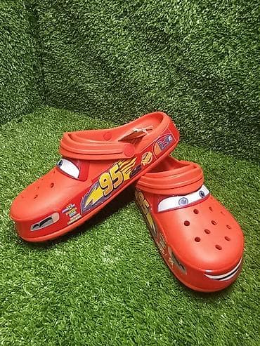 парные кофты: Сабо Crocs с дизайном «Тачки» — Молния Маккуин. - Ярко‑красный цвет — 1