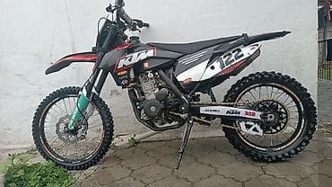 Мотоциклы: Кроссовый мотоцикл KTM (серия SX/EXC, 4‑тактный). - Объем двигателя — 1