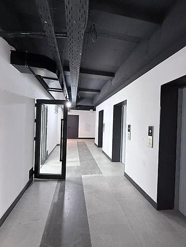 помещение по бизнес: Аренда офисов, 90 м², В бизнес центре, 1 линия, С отдельным сан узлом, С системой безопасности — 8