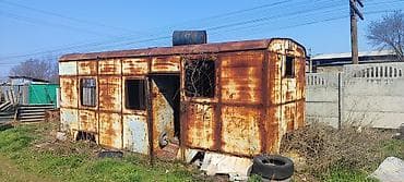 гаража: Металлический строительный вагончик (бытовка) на раме. Описание: - — 2