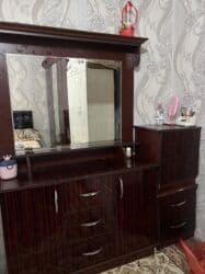 купить шкаф купе: Шкаф-купе с глянцевыми фасадами под тёмное дерево и центральным — 2