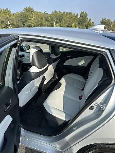 camry 2017: Toyota Prius: 2018 г., Гибрид, Лифтбек — 5