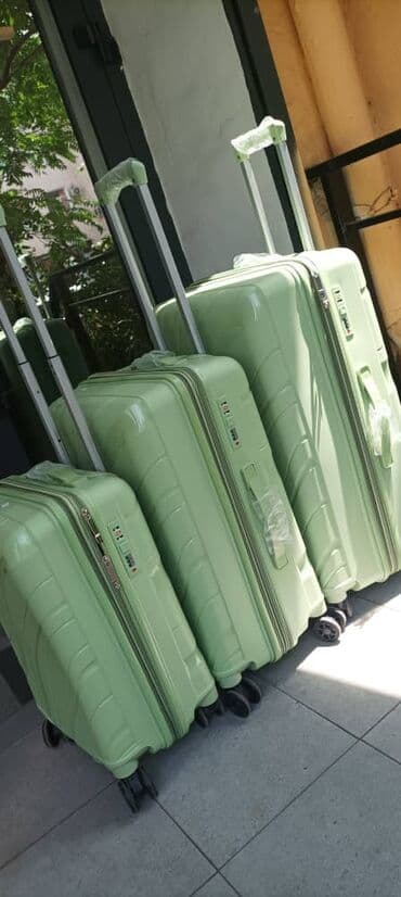 чемодан купить бу: Чемодан, Новый, Материал: Пластик, Маленький (до 40 л), Вращающиеся колеса на 360°, Съёмные колеса — 2