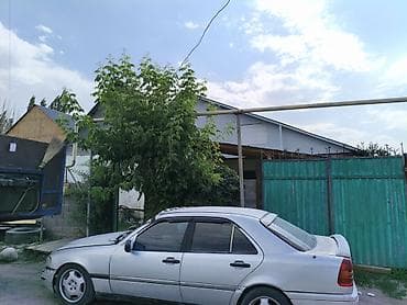 Предлагается к продаже дом с участком. В доме несколько комнат — 2