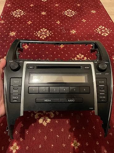 Штатная магнитола/головное устройство Toyota (панель с кнопками и