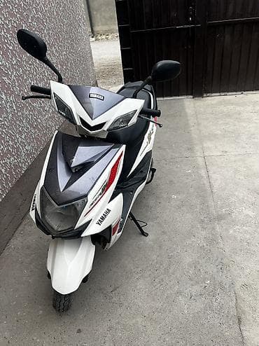 49: Скутер Yamaha, бело-черный с красными акцентами. Влаженя нужно; если — 6