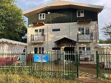 Гостевой дом с номерами разной вместимости - Трёхэтажное здание с