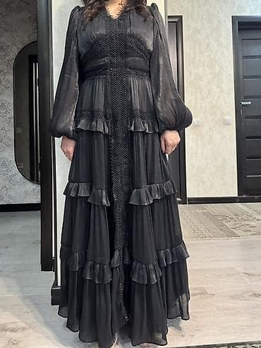 Жеке буюмдар: Длинное черное платье в пол с многослойными воланами - Силуэт — 1