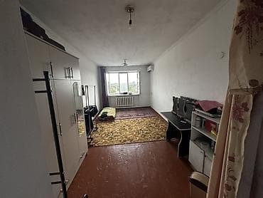 Комната в общежитии коридорного типа. - Просторная вытянутая комната