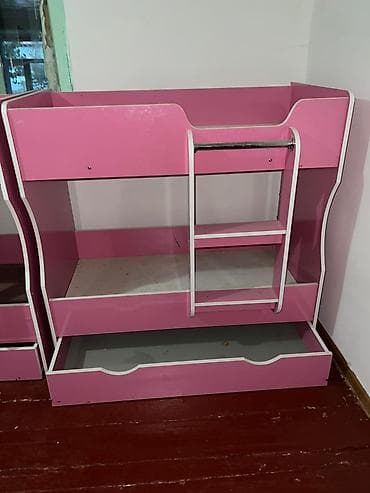 Столдор: Продаётся 3-х этажный кровать 10 тыс, стол 3 тыс стулья 500с есть торг — 5