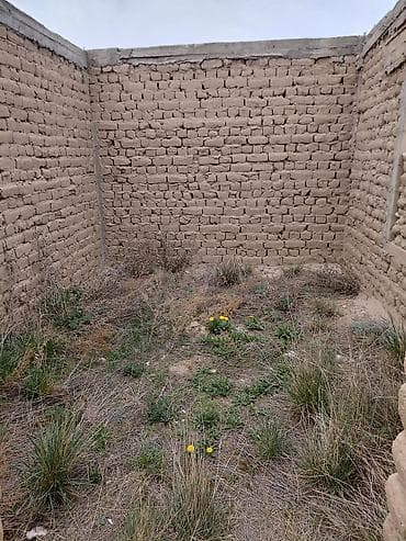 көчмө үйлөр: Недостроенный одноэтажный дом из самана/кирпича-сырца на ленточном — 5