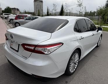 таёт: Toyota Camry: 2018 г., 2.5 л, Вариатор, Гибрид, Седан — 5