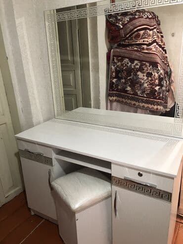 мебель versace: Продаю зеркало с комодом пуфиком, состояние отличное 9,5/10. Механизмы — 1