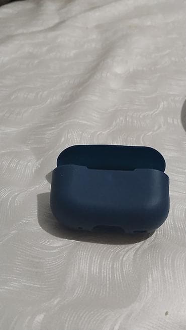 Силиконовый чехол-накладка для зарядного кейса наушников Apple AirPods