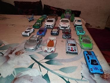 Коллекция игрушечных машинок и техники (примерно 20+ шт.) -