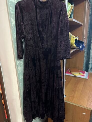 Жен платьетурецкое,понбархат.Купила за 3000 сом. Почти новая . 1-2
