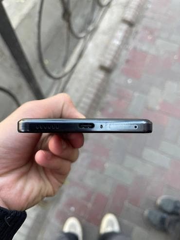 оне плюс: Смартфон с плоскими боковыми гранями и металлической рамкой. Цвет — — 4