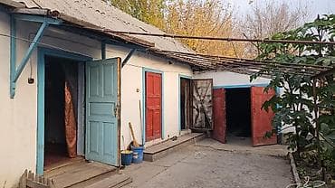 Дом с двором и хозяйственными постройками. - Один этаж, продолговатый — 2