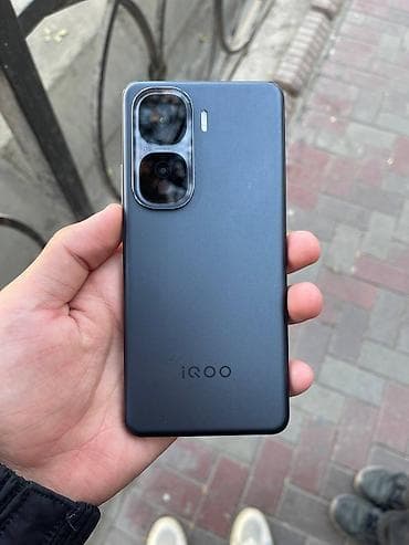 оне плюс: Смартфон с плоскими боковыми гранями и металлической рамкой. Цвет — — 8