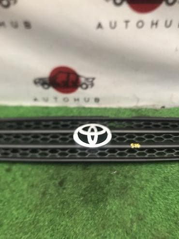 step: Решетка радиатора Toyota 2000 г., Б/у, Оригинал — 1