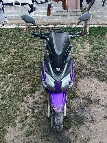 Скутер спортивного стиля, фиолетовый с черными элементами