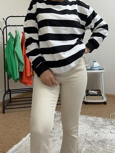 - Универсальная база: сочетается с лонгсливами, свитерами и рубашками