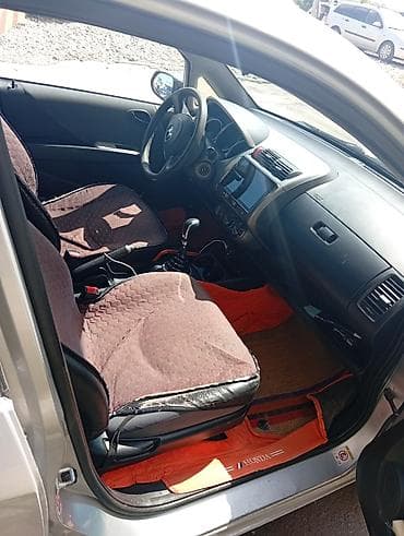 Honda Fit: 2003 г., 1.3 л, Механика, Хэтчбэк