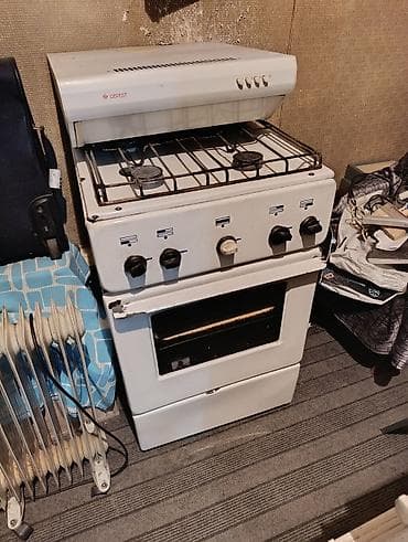 Газовая плита с духовкой и вытяжка GEFEST, в рабочем состоянии
