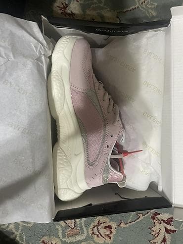 кызыл бирдик: Кроссовкалар, 37, Balenciaga, Жаңы, түсү - Кызгылт — 2