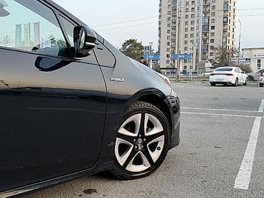 карб состав: Toyota Prius: 2018 г., Гибрид, Лифтбек — 4