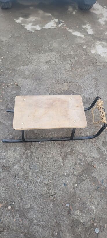 обувь для зимы: Деревянные сани с металлическими полозьями. - Прочная рама из — 1