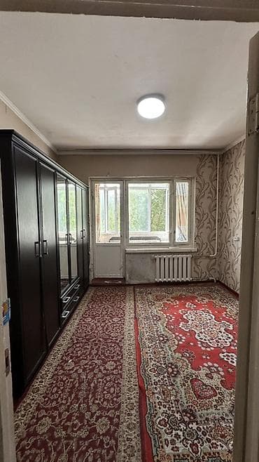 Комната с балконом в жилой квартире. - Площадь: просторная