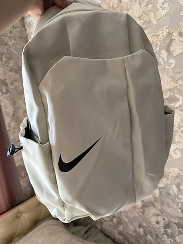 рюкзак nike: Рюкзак Nike, цвет молочно‑белый с чёрным логотипом Swoosh. - — 1