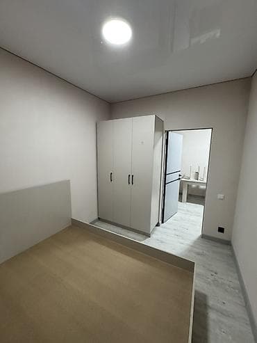 1 комната гостиничного типа: Сдаётся компактная комната с базовой мебелью в светлых тонах. Квартира — 2