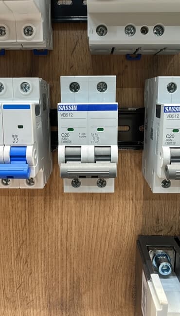 аккумулятор ибп: Электрический автомат, Трехфазные, Напряжение: 20 ампер — 1